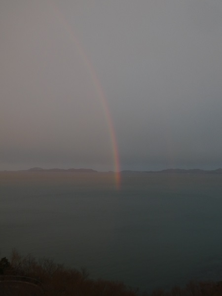夕暮れの赤穂の海に虹が立つ。これは夢か幻か・・